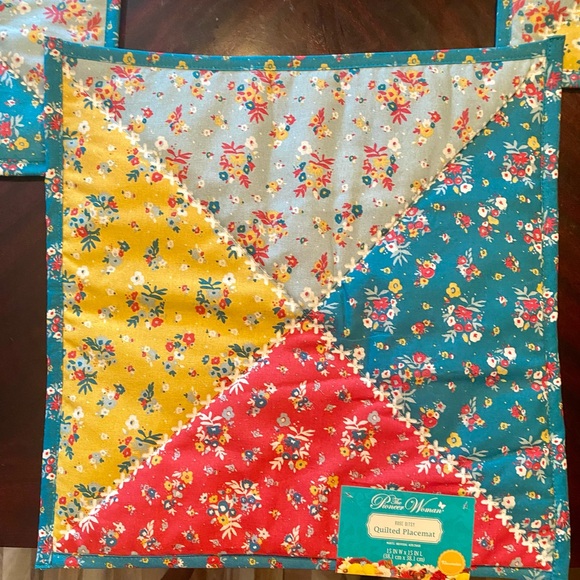 THE PIONEER WOMEN SQUARE QUILTED PLACEMAT ROSE DITSY SET OF 4 NWT - Picture 6 of 7